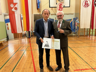 ASVÖ-Kärnten-Präsident Dr. Christoph Schasché verleiht das Ehrenzeichen des ASVÖ in Gold an DTV-Ehrenobmann MR Dr. Bruno Burchhart | © DTV St. Jakob i. Ros.