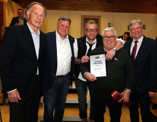 v.l.n.r. ASVÖ-Präsident Dr. Christoph Schasché; Christian Erlacher (MSC-Obmann); Andreas Glantschnig (MSC-Präsident); Dietmar Samnitz sen. (Geehrter); LH Dr. Peter Kaiser | © LPD Kärnten/Höher