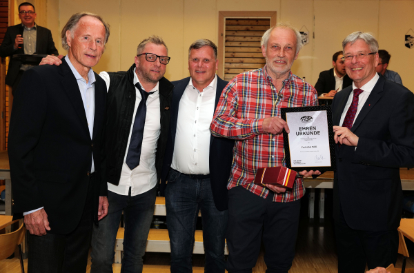 v.l.n.r. ASVÖ-Präsident Dr. Christoph Schasché; Andreas Glantschnig (MSC-Präsident); Christian Erlacher (MSC-Obmann); Willi Fertschai (Geehrter); LH Dr. Peter Kaiser | © LPD Kärnten/Höher