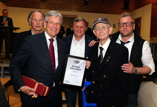 v.l.n.r. ASVÖ-Präsident Dr. Christoph Schasché; LH Dr. Peter Kaiser; Christian Erlacher (MSC-Obmann); Kurt Schloßstein (Geehrter); Andreas Glantschnig (MSC-Präsident) | © LPD Kärnten/Höher