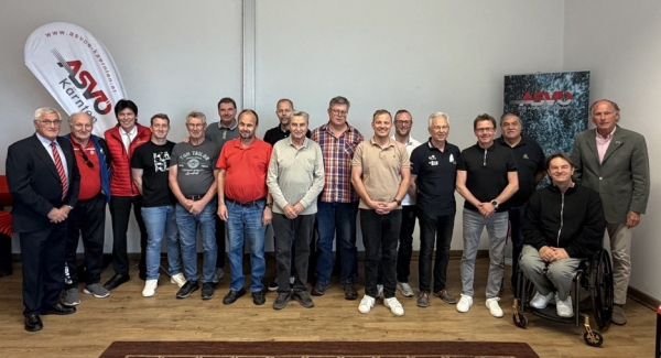 vlnr. Josef Matschitsch sen., W. Pichler (KBSV/Behindertensportgruppe Klagenfurt), A. Seywald (SV Berg TT), B. Niemetz (VST Völkermarkt), H. Wolbank (TC St. Peter a. W.), W. Ritzinger (SCO Bodensdorf), A. Granig (TTC Gallizien), M. Steinacher (KAC-TT), A. Glöckler (SV Seeboden), W. Pertl (SV Seeboden), M. Walzl (Maria Saal), S. Hofmeister (Stella & Sigi's TT-Verein), R. Luschin (Klagenfurter TV), Josef Matschitsch jun., G. Linde (Sportgemeinschaft TT), O. Teuffenbach (SV St. Urban - TT), ASVÖ Kärnten Präsident C. Schasché