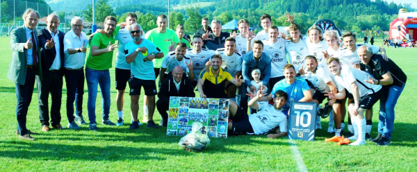 Spielerehrung Leo Ibrahimi (9924 Tage beim Verein) | © SV Kraig/Gerhard Stary