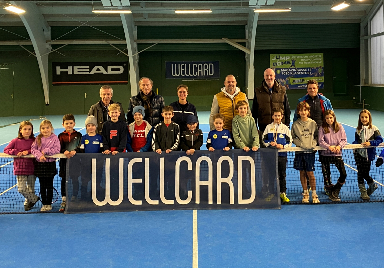 v.l. Jerry Hebein (GF KTV), Dr. Christoph Schasché (Präsident ASVÖ Kärnten), Eva Granig, Martin Thaler (Vizepräsident KTV), Adam Cepka und Martin Kassmannhuber mit den Tenniskids; © Thomas Schurian