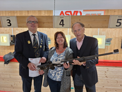 © Schützengesellschaft Friesach v.r.n.l.: OSM Erwin Brugger, OSM Christina Monai, ASVÖ Präsident Dr. Schasché