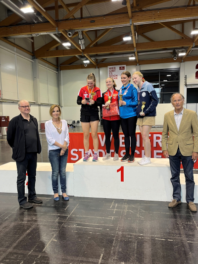 Siegerehrung Damenflorett v.l.n.r.: Mag. Andrea Birò-Unzeitig, Luise Elmer, Martina Reumüller, Thordis Agath (KAC), Elisabeth Pinggera und ASVÖ-Präsident Dr. Schasché