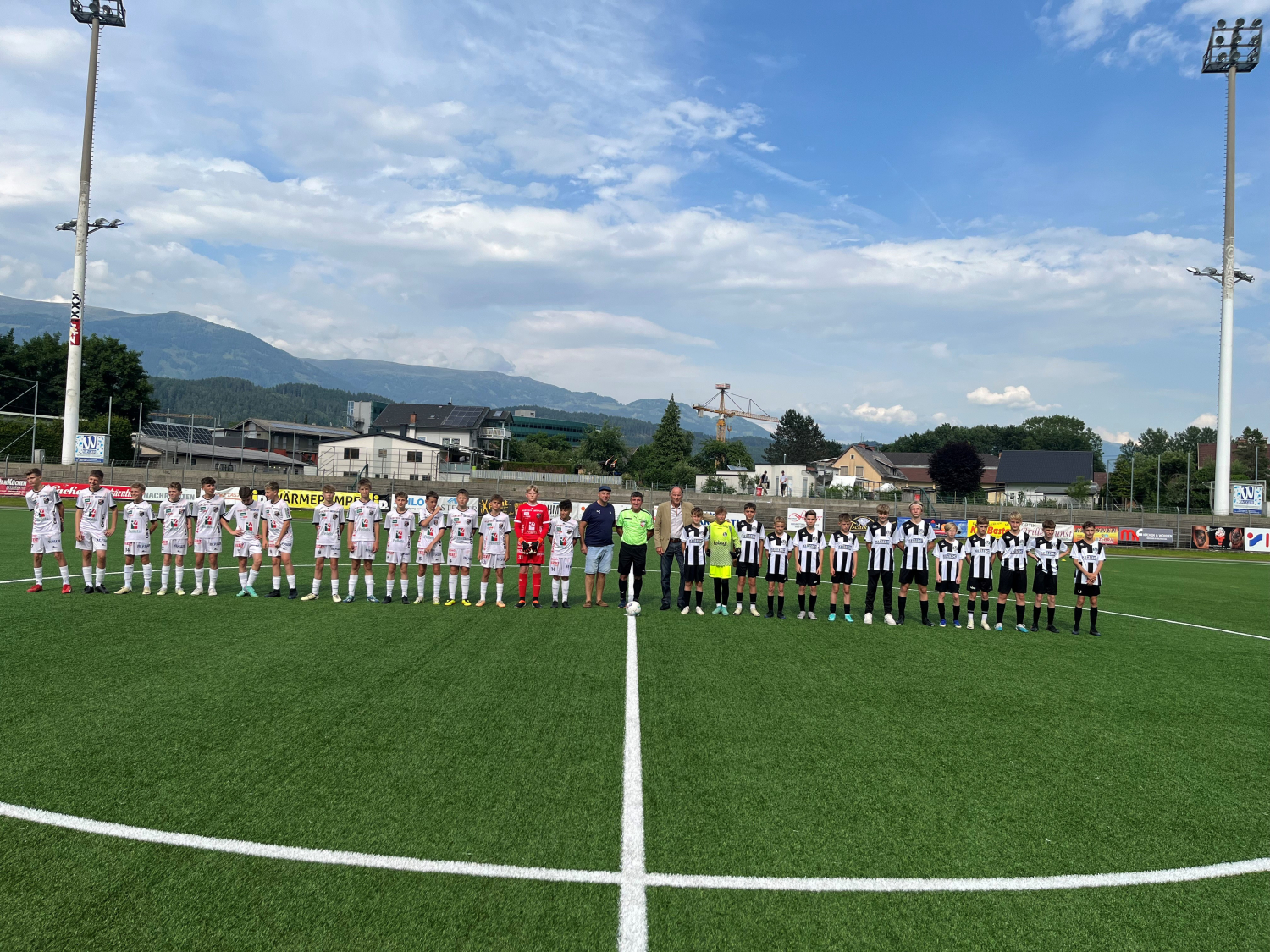 ASVÖ-Präsident Dr. Schasché beim Finalspiel der U13 SV Spittal gegen WAC