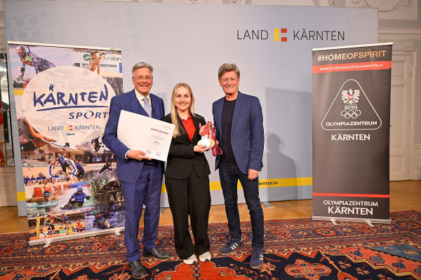 © LPD Kärnten/Helge Bauer, v.l.n.r. LH Peter Kaiser, Elina Stary, Arno Arthofer