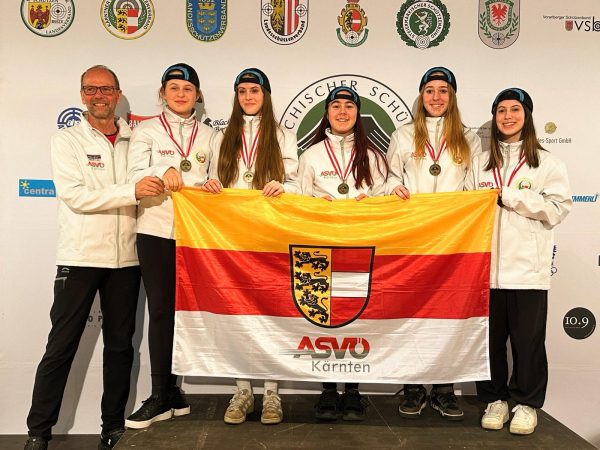 © Alois Fink; v.l. Trainer Alois Fink, Elisa, Lilli-Marie, Tamara, Amelie u Sara