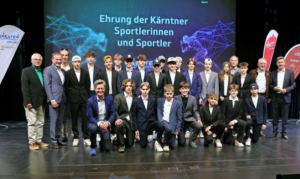 © Land Kärnten | Dr. Christoph Schasché, Anton Leikam (Präsident ASKÖ), LH Daniel Fellner, Ulrich Zafoschnig (Präsident Union Kärnten), Landessportdirektor Arno Arthofer. KAC U15.