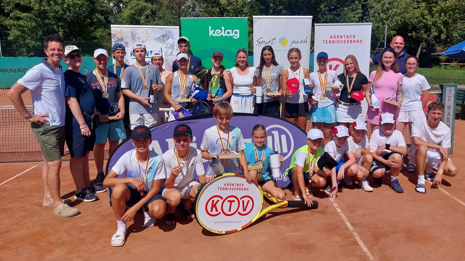 Tennisjugend und Betreuer mit Pokalen bei Kärntner Meisterschaft in Warmbad-Villach