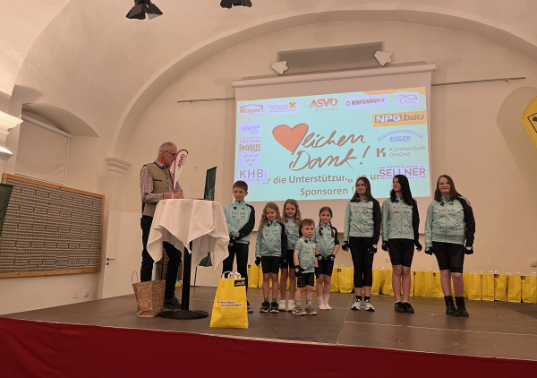 © ASVÖ Kärnten: Obmann des Radclub RSLM ASVÖ Gmünd Walter Stiegler mit den Nachwuchssportler:innen