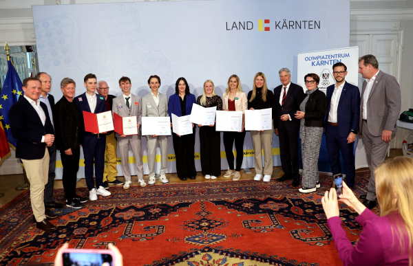 © Protokoll Land Kärnten/Kuess; v.r.n.l.: Präsident der Sportunion Mag. Ulrich Zafoschnig, Präsident des ASVÖ Kärnten Dr. Christoph Schasché, Arno Arthofer, Maximilian Ortner, Daniel Tschofenig, Markus Müller, Carmen Spielberger, Katharina Truppe, Sabine Payer, Nadine Fest, LH Peter Kaiser, LR.in Beate Prettner, LR Sebastian Schuschnig, Dieter Mörtl