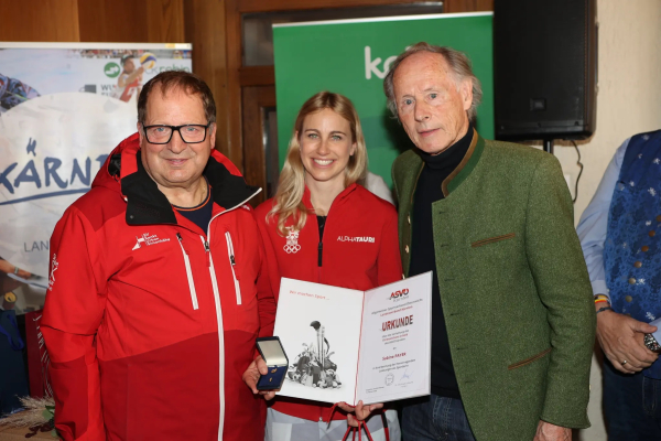 v.l.n.r.: Obmann SV St. Urban Ski Helmut Sonvilla, Sabine Payer, ASVÖ-Kärnten-Präsident Christoph Schasché | © Egon Rutter (Aufgeschnappt)
